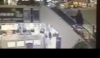 Intenta huir de la Policía y se cae de una escalera mecánica (VIDEO)