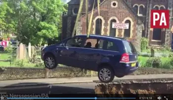 Un gran agujero en una calle de Londres se traga un vehículo 