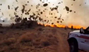 Video increíble: Tornado â??se comeâ? un incendio (una de las rarezas más inesperadas de la naturaleza)