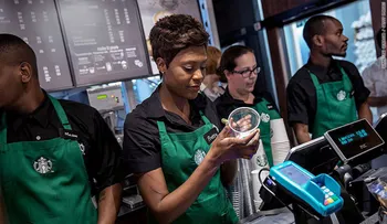 Starbucks les pagará a sus trabajadores licencias por enfermedad y les dará bonos en acciones