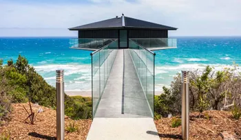 Una paradisiaca casa parece que flota sobre el mar