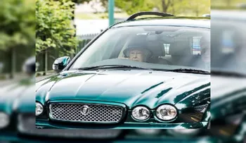 A los 91 años, sorprenden a la reina Isabel II manejando su Jaguar