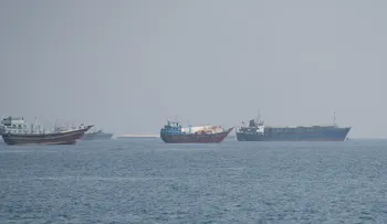 Irán amenaza con multar o confiscar 46 buques en Ormuz; Trump dice que el régimen "colapsa"