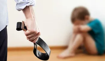 Mujer alega que no golpeó a su hijo de dos años