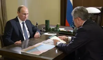 Putin pasa su cumpleaños 63 jugando hockey