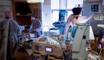 Las muertes diarias por COVID-19 registran la cifra más baja en cuatro meses