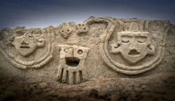 Hallan muro de 3.800 años de antigüedad en Perú con enigmáticas figuras