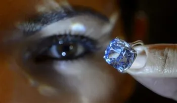Subastan raro diamante azul por 48,5 millones de dólares