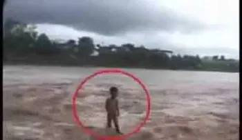 Este niño cruza el río sin problema: nadie puede explicarlo. ¿Un milagro o un truco?  (VIDEO)