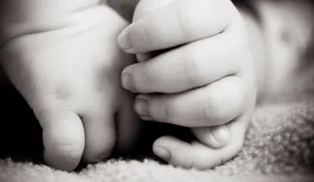 Madre abandona bebé recién nacido en hospital de Santiago