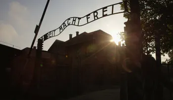 Aspersores para el calor causan polémica entre los visitantes del museo de Auschwitz