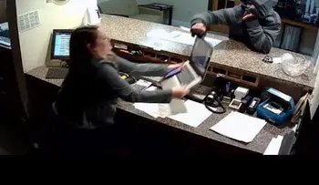 Mujer no se intimida con amenazas de ladrón (VIDEO)