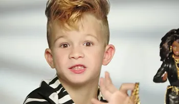 Por primera vez un niño es el protagonista de un comercial de Barbie