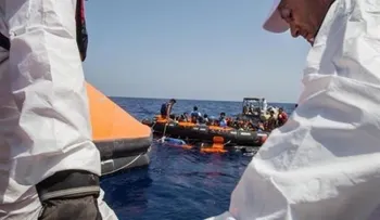  25 inmigrantes mueren al volcarse la barcaza en la que viajaban hacia Italia