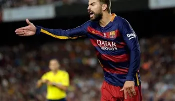 Suspenden al futbolista Gerard Piqué por insultar a juez durante partido