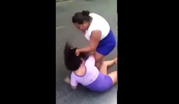 Dos mujeres embarazadas se entran a golpes por una rueda de salami en Santiago