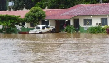 Deslizamiento de tierra afecta dos casas en Cristo Rey