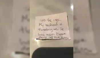 Rescatan a mujer de novio violento gracias a esta nota en una veterinaria