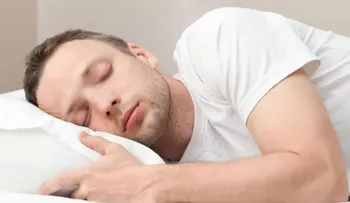  Dormir de lado es lo mejor para tu salud, según los expertos 