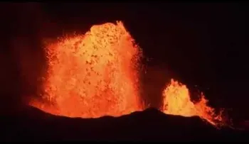 Reconocimiento del progreso de la lava que "derrite" la tierra en Hawái  
