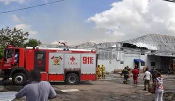 Incendio en empresa gráficas en Santiago dejó pérdidas millonarias, dice su propietario 