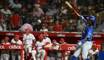 Madé debuta con jonrón y el Licey arrolla 12-2 al Escogido en la apertura de LIDOM