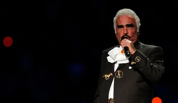 Vicente Fernández le compone un corrido a Hillary Clinton y pide votar por ella