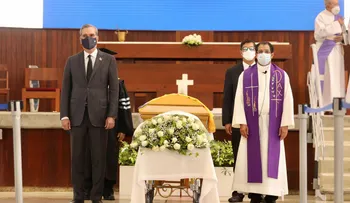 Presidente Abinader asiste a honras fúnebres Monseñor Agripino Núñez y expresa condolencias a sus familiares