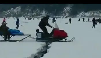 El día de mañana a la rusa: pescadores huyen a la carrera al agrietarse un lago congelado