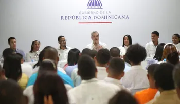 Presidente Luis Abinader se reúne con 150 jóvenes emprendedores de Jimaní