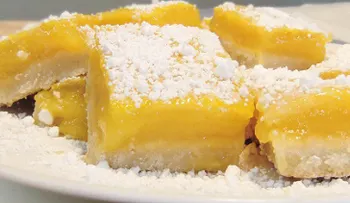 Un postre con barritas dulces de limón