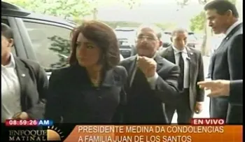 Presidente Medina acude a funeraria para dar pésame a familia de Juan de los Santos