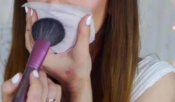 Ella colocó el papel en sus labios y luego aplicó un polvo transparente. El resultado fue DIVINO