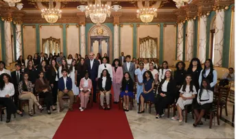 Abinader recibe a estudiantes dominicanos destacados en el exterior