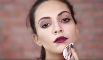 Una bloguera revela la terrible cara oculta bajo su maquillaje