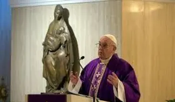 El papa bendice al mundo en soledad por el coronavirus