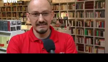Conmoción en las redes por foto de Maluma sosteniendo un libro