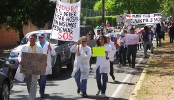 Médicos y pacientes solicitan atención a crisis de salud