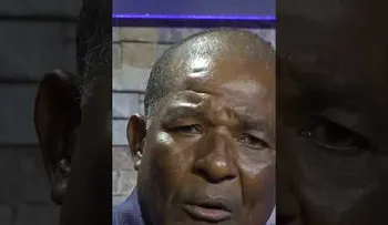 Ex escolta reclama de rodilla a Eddy Herrera el pago de sus prestaciones laborales; artista habría cumplido compromiso 