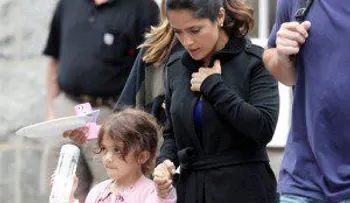 Salma Hayek logra restricción a mujeres que amenazan con secuestrar a su hija