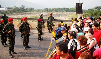 Colombia y Venezuela tratan crisis originada por cierre de frontera 