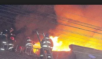 Fuego consume dos negocios y una casa en la avenida San Martín