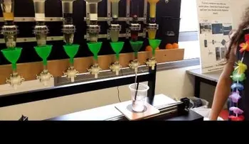 Estudiantes israelíes crean robot que prepara tus cocktails.