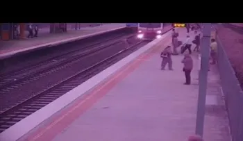 Este hombre estuvo a punto de ser aplastado por un tren (VIDEO)