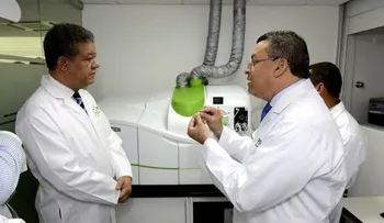 Leonel Fernández visita Laboratorio de Aduanas