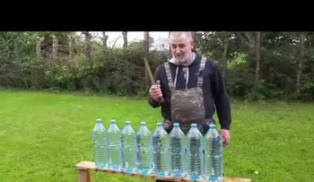 Un hombre inventa un cuchillo que puede cortar ocho botellas en segundo 