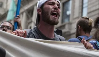 Marcha en avenida Broadway de NY pidiendo se abra investigacion contra LF
