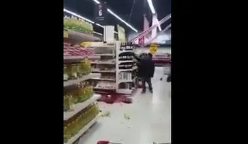 Hombre aprovecha pánico por terremoto en Chile para robar botella de vino (VIDEO)