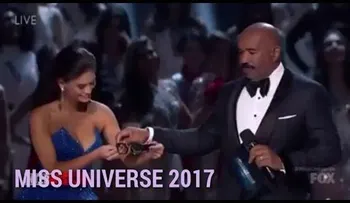 Así se vengó la ex Miss Universo un año después del presentador del certamen (VIDEO)