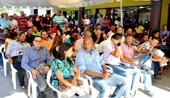 Personas acuden en masas obtener la cédula 